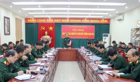 Triển khai quyết định của Bộ Quốc phòng về công tác cán bộ Thiếu tướng Phùng Sĩ Tấn phát biểu tại hội nghị. Ảnh QK2