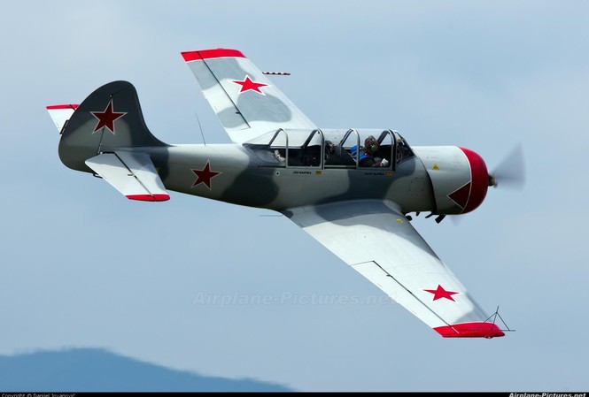 Vì sao các phi công Su phải huấn luyện trên máy bay Yak-52? Vì sao các phi công Su phải huấn luyện trên máy bay Yak-52?