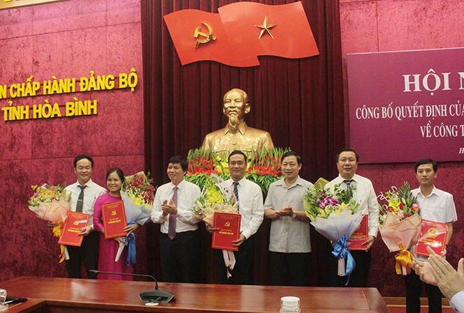 Tỉnh ủy Hòa Bình điều động, luân chuyển nhiều cán bộ Phó Bí thư Thường trực Tỉnh ủy, Chủ tịch HĐND tỉnh Hòa Bình Trần Đăng Ninh và Phó Chủ tịch UBND tỉnh Bùi Văn Cửu trao Quyết định cho các đồng chí được điều động, luân chuyển, bổ nhiệm