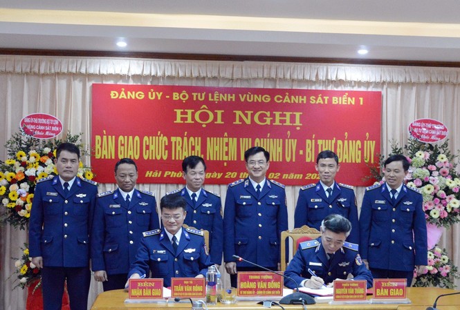 Bổ nhiệm tân Chính ủy, Bí thư Đảng ủy Vùng Cảnh sát biển 1 Trung tướng Hoàng Văn Đồng chứng kiến nội dung ký bàn giao chức trách, nhiệm vụ Chính ủy, Bí thư Đảng ủy Vùng Cảnh sát biển 1