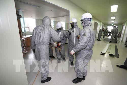 Một công dân Việt Nam ở Hàn Quốc bị nhiễm virus corona Binh sĩ Hàn Quốc dựng các giường bệnh và phòng bệnh dã chiến để đón bệnh nhân nhiễm COVID-19 tại bệnh viện quân y ở Daegu, cách Seoul khoảng 300km về phía Đông Bắc ngày 28/2/2020. Ảnh: YONHAP/TTXVN