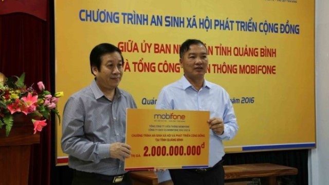 Mobifone ủng hộ đồng bào lũ lụt tại Hà Tĩnh và Quảng Bình Chủ tịch HĐTV Lê Nam Trà trao tặng quà cho nhân dân tỉnh Quảng Bình