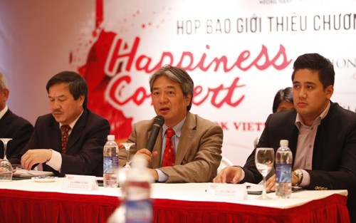 NSƯT Bùi Công Duy trình diễn trong “Giai điệu hạnh phúc” Nhạc trưởng Honna Tetsuji (giữa) và NSƯT Bùi Công Duy (phải) trong buổi họp báo giớ thiệu "Giai điệu hạnh phúc".