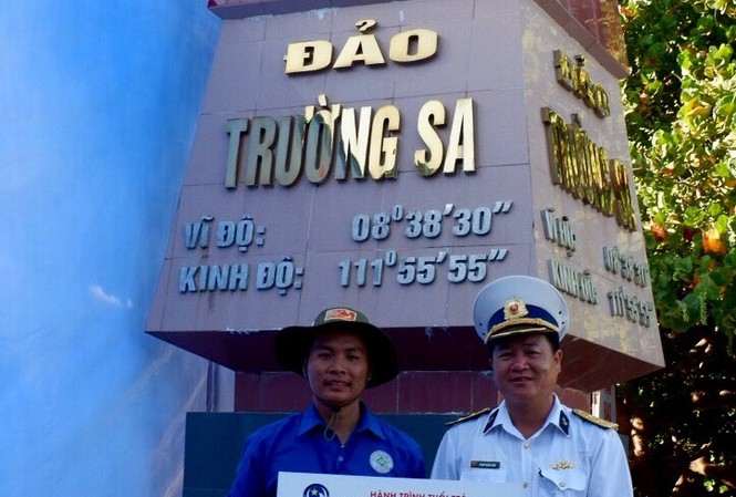 Tuổi trẻ Tập đoàn Lộc Trời chung tay vì cộng đông Huỳnh Anh Tuấn, Bí thư Đoàn cơ sở Tập đoàn Lộc Trời trao quà cho huyện đảo Trường Sa trong chuyến “Hành trình tuổi trẻ vì biển đảo quê hương 2017”