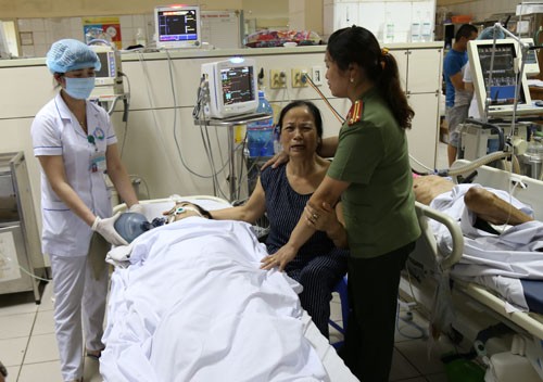 Công an vào cuộc vụ 6 bệnh nhân tử vong do sốc phản vệ Bệnh nhân đang được điều trị tại Bệnh viện Đa khoa Hoà Bình. Ảnh: Báo Hoà Bình