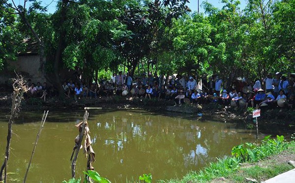 Tá hỏa phát hiện vợ chết lõa thể ở ao cá sau nhà Chồng tá hỏa phát hiện vợ chết lõa thể ở ao cá sau nhà - Ảnh minh họa