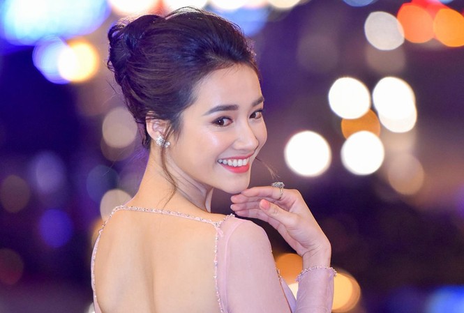 Nhã Phương đẹp lộng lẫy trên thảm đỏ Cánh Diều Vàng Nhã Phương đẹp lộng lẫy trên thảm đỏ Cánh Diều Vàng
