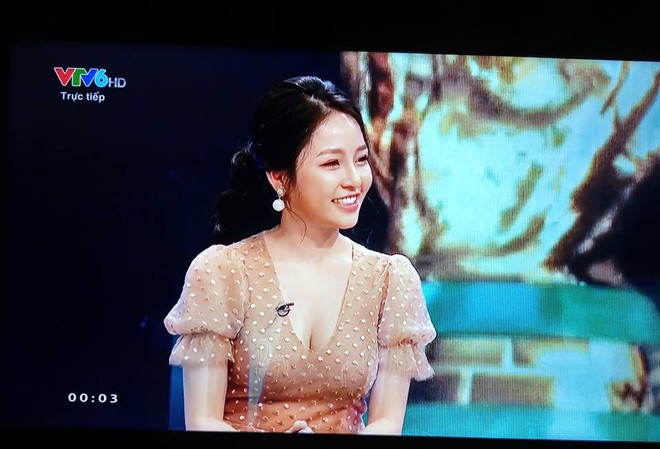 Hot girl bình luận World Cup trên VTV bị chê nhạt là ai? Hình ảnh Trâm Anh trên sóng truyền hình được dân mạng chụp lại