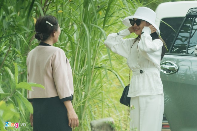 Mẹ Nhã Phương: Hai đứa thương nhau mà không hiểu sao 'đủ thứ chuyện' Nhã Phương và cha mẹ khi về thăm nhà cũ vào sáng 25/8 để thắp hương cho tổ tiên.