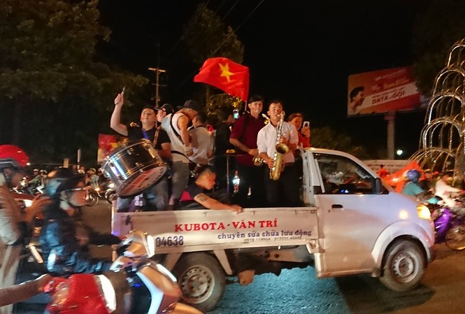 Hoà Malaysia, cổ động viên Việt vẫn ra đường ăn mừng như... vô địch Hoà Malaysia, cổ động viên Việt vẫn ra đường ăn mừng như... vô địch