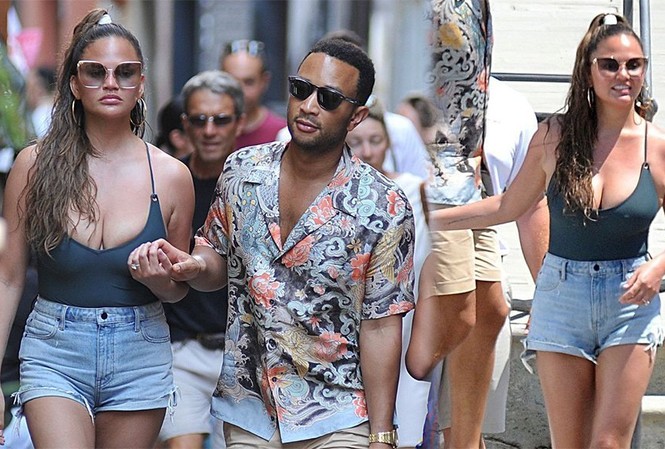 Chrissy Teigen táo bạo không áo lót, khoe vòng 1 'ngoại cỡ' trên phố Chrissy Teigen táo bạo không áo lót, khoe vòng 1 'ngoại cỡ' trên phố