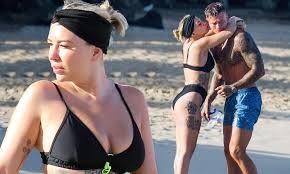 Olivia Buckland nóng bỏng, liên tục tình tứ với chồng ở bãi biển Olivia Buckland nóng bỏng, liên tục tình tứ với chồng ở bãi biển