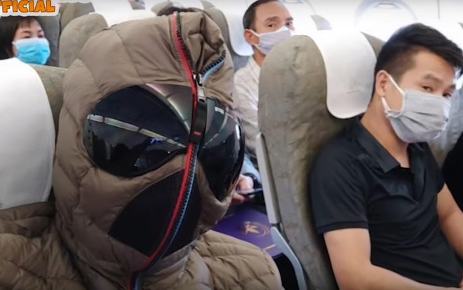 Xuân Bắc bịt kín như 'Người Nhện' khi đi máy bay Xuân Bắc bịt kín như 'Người Nhện' khi đi máy bay