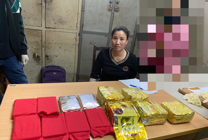 Bắt quả tang 'nữ quái' vận chuyển, tàng trữ 10 bánh heroin Bắt quả tang 'nữ quái' vận chuyển, tàng trữ 10 bánh heroin