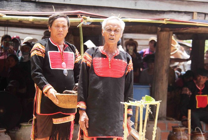 Gia Lai: Đồng bào cúng cầu mưa ở làng Plei Rbai Thầy cúng Ksor Lol làm "Lễ cúng cầu mưa" tại nhà mình