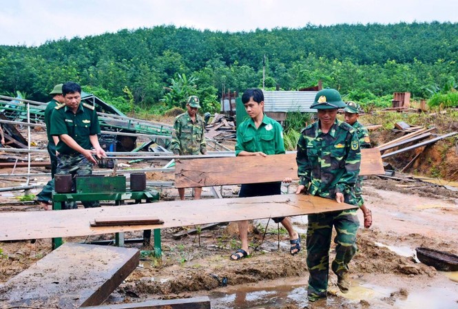 Hàng trăm cán bộ, chiến sĩ giúp người dân thu nhặt tài sản sau lũ quét Cán bộ, chiến sĩ Đồn biên phòng 711 giúp nhân dân thu dọn nhà bị sập sau cơn lũ