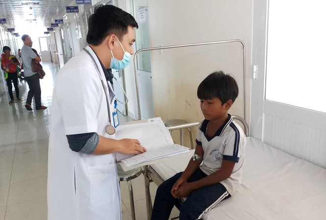 Gia Lai: 1 tháng 4 vụ ngộ độc thịt cóc, 1 người chết Em Đinh Đang được các bác sĩ bệnh viện Nhi tỉnh Gia Lai chăm sóc