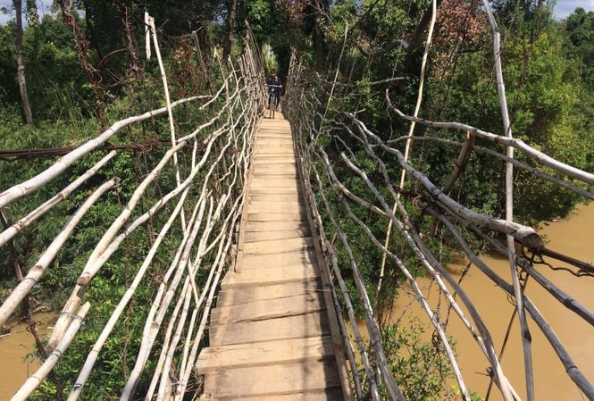 Hiểm hoạ rình rập từ cầu treo tự phát ở Gia Lai Cầu treo Chơ Rơng 2