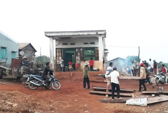 3 em nhỏ người dân tộc thiểu số bị đuối nước khi tắm ao làng Người dân đến chia buồn, lo hậu sự giúp gia đình các em nhỏ bị đuối nước