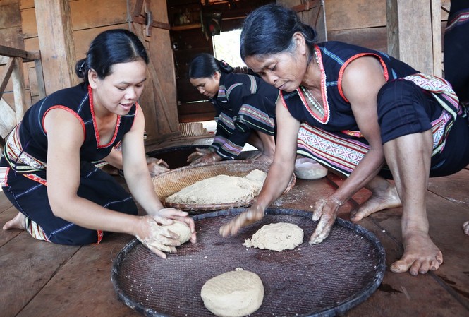 Độc đáo men rượu cần ‘trống mái’ của người Ba Na Chị Y Thu (bên trái) nặn men rượu cần
