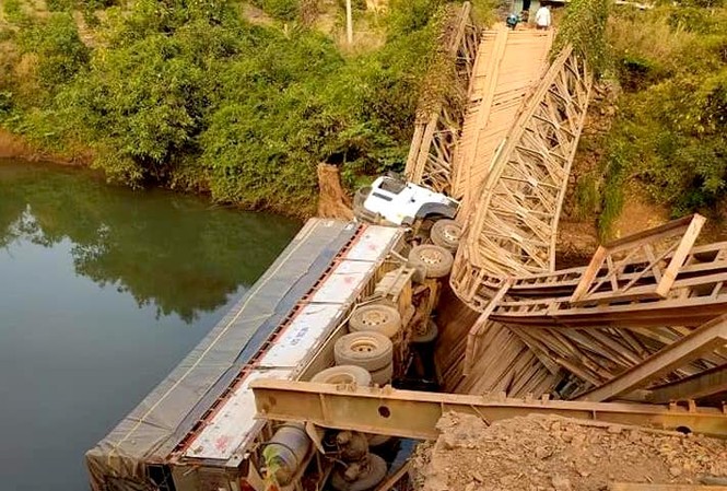 Gãy cầu, tài xế xe tải may mắn thoát chết Hiện trường vụ tai nạn