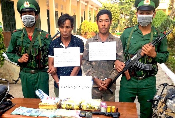Bắt 2 đối tượng có súng vận chuyển 3kg nghi ma tuý 2 đối tượng Thao Say và Thao Póc