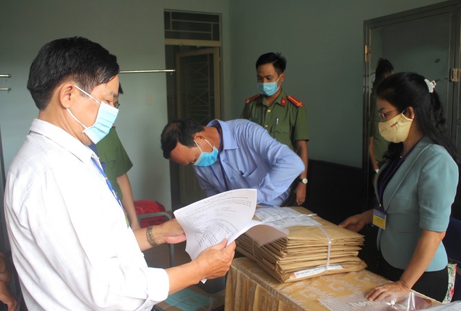 Khám sức khoẻ hơn 2,6 nghìn giáo viên, cán bộ tham gia kỳ thi tốt nghiệp THPT tại Gia Lai Cơ quan chức năng tỉnh Gia Lai thực hiện nghiêm túc, bảo mật khâu vận chuyển đề thi