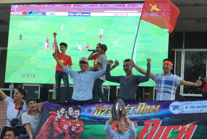 Mừng kỳ tích U23 Việt: CĐV đổ ra đường, ngã 6 Buôn Ma Thuột kẹt cứng Mừng kỳ tích U23 Việt Nam.
