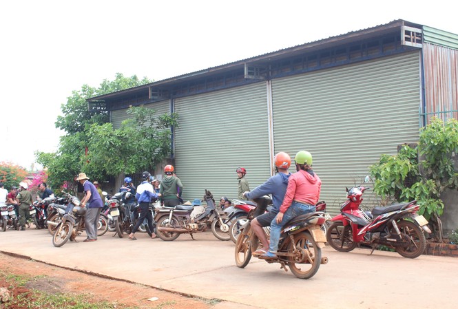 Nghi chủ đại lý vỡ nợ, dân vây nhà trưởng thôn đòi tiền Người dân xã Ea Nam vây nhà trưởng thôn để đòi nợ
