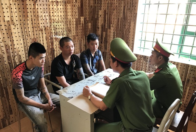 Bắt nhóm đối tượng cho vay lãi nặng gần 400%/năm Công an làm việc với 3 đối tượng cho vay lãi nặng đến từ TP Hà Nội