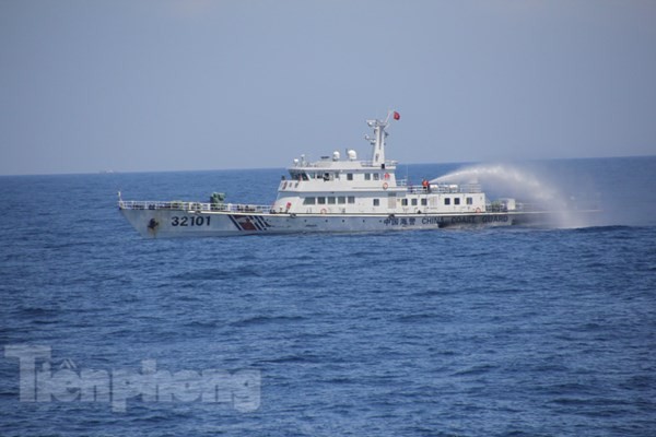 LẠ: Tàu Trung Quốc tự phun nước vào nhau LẠ: Tàu Trung Quốc tự phun nước vào nhau