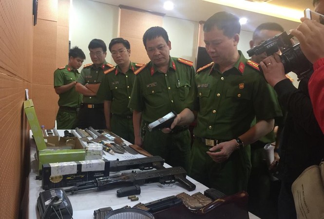 Bắt nhóm giang hồ xả súng giết nhân viên nhà nghỉ Số vũ khí thu được của các đối tượng
