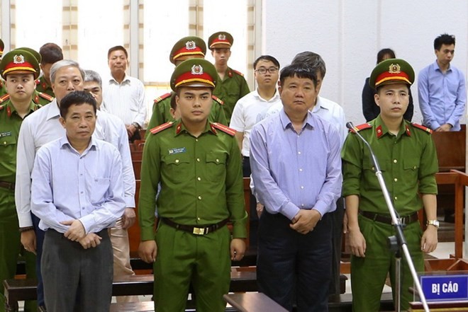 Ông Đinh La Thăng lĩnh 18 năm tù, bồi thường 600 tỷ đồng Bị cáo Đinh La Thăng cùng 6 đồng phạm trong vụ án nghe Tòa tuyên án. (Ảnh: Doãn Tấn/TTXVN)