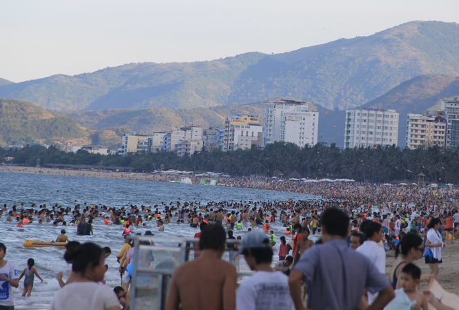 Du khách chen chân tắm biển Nha Trang Du khách chen chân tắm biển Nha Trang