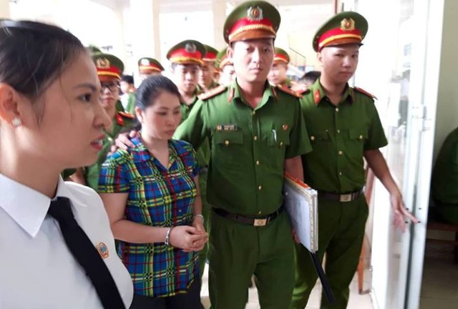 Giết chồng chặt xác phi tang: 'Làm theo quán tính, không kịp suy nghĩ' Giết chồng chặt xác phi tang: 'Làm theo quán tính, không kịp suy nghĩ'