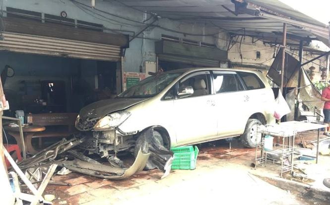 Ô tô 7 chỗ lao vào quán ăn khiến nhiều người bị thương Ô tô 7 chỗ lao vào quán ăn khiến nhiều người bị thương