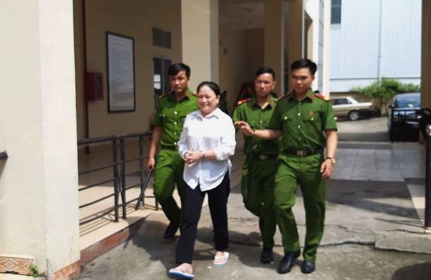 Làm giả sổ đỏ chiếm đoạt 80 tỷ đồng của ngân hàng Bị cáo Thu bị truy tố về hành vi lừa đảo, làm giả giấy tờ.