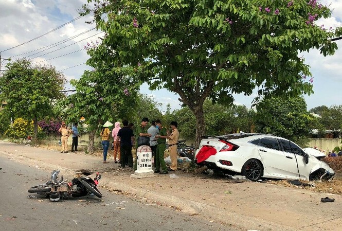 Hai ô tô tông nhau, người đàn ông đứng vỉa hè chết oan Hiện trường vụ tai nạn