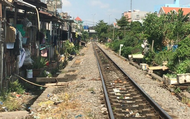 Đi trên đường ray, cô gái bị tàu hỏa đụng tử vong Đi trên đường ray, cô gái bị tàu hỏa đụng tử vong