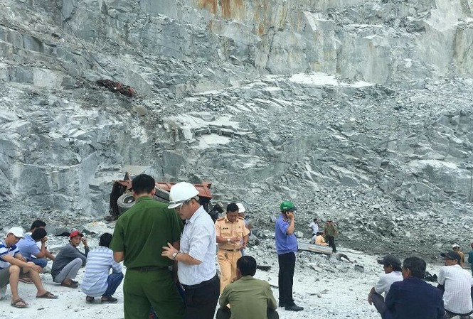 Xe ben lao xuống hầm đá tài xế tử vong, xe nát bét Hiện trường vụ tai nạn