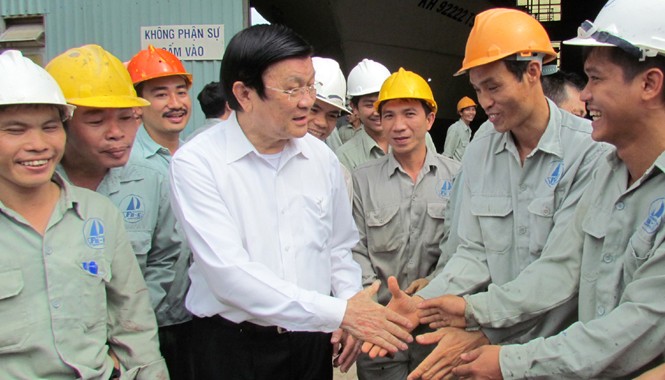 Bà con cứ yên tâm đánh bắt trên vùng biển Việt Nam mình Chủ tịch Trương Tấn Sang vui vẻ bắt tay tạm biệt công nhân xưởng đóng tàu UNINSHIP.
