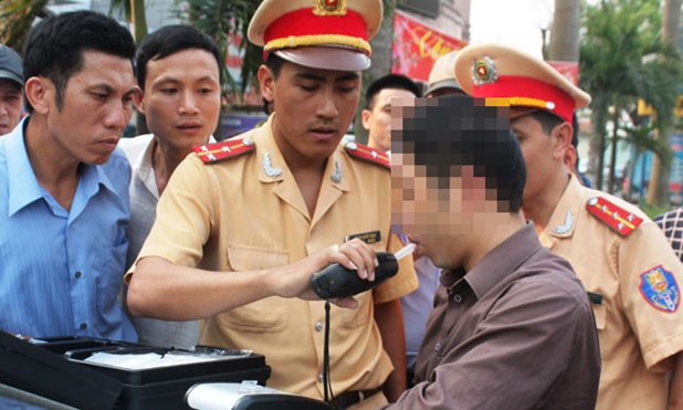 Sẽ tăng mức xử phạt lái xe uống rượu bia Kiểm tra nồng độ cồn của người tham gia giao thông. Ảnh: Zing