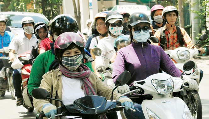 Nắng nóng kỷ lục đầu năm đến nay: Cuộc sống đảo lộn Nóng chảy mỡ nhưng người đi đường vẫn phải áo đơn áo kép tránh nắng gay gắt. Ảnh: Văn Minh.