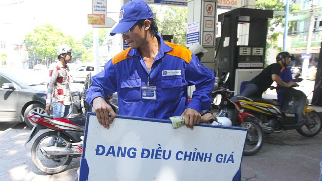 'Nín thở' chờ giá xăng dầu trong nước giảm theo thế giới 'Nín thở' chờ giá xăng dầu trong nước giảm theo thế giới