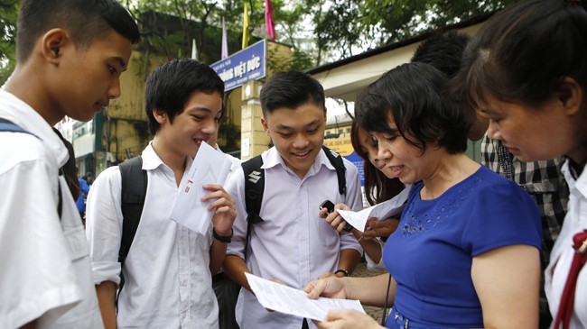 Hà Nội: Nhiều điểm mới trong quy chế thi vào lớp 10 Cô giáo đang xem lại đề bài thi môn Văn của các học trò sau giờ thi tại trường THPT Việt Đức năm 2014. Ảnh: Ngọc Châu.