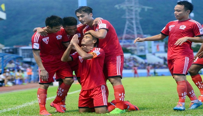 Đấu muộn vòng 19 V.League: HA.GL nguy rồi! Đội trưởng Vũ Minh Tuấn hướng về những nạn nhân của trận mưa lũ lịch sử tại Quảng Ninh sau khi ghi bàn mở tỷ số trận đấu Than Quảng Ninh gặp HAGL chiều qua. Ảnh: Tuấn Anh.