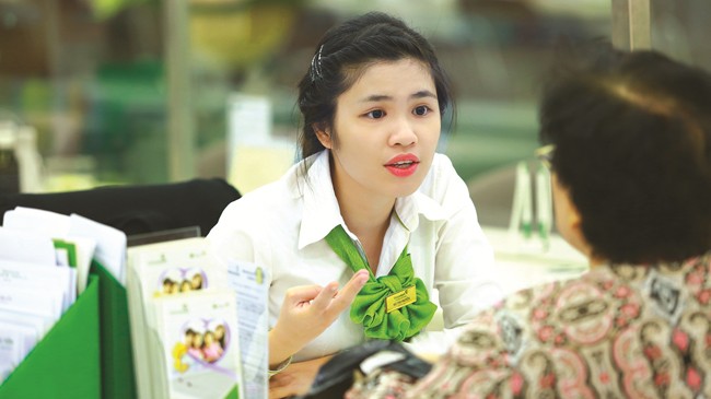 Vietcombank ra mắt “Bảo An Gia” Cán bộ Vietcombank tư vấn cho khách hàng quan tâm đến sản phẩm Bảo An Gia.