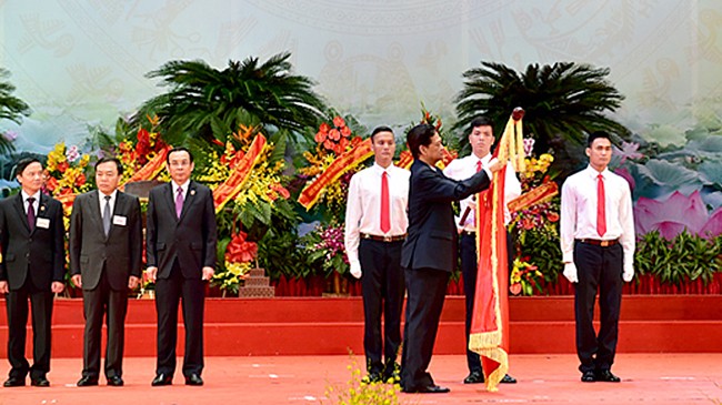 Văn phòng Chính phủ đón nhận Huân chương Độc lập hạng Nhất Thay mặt lãnh đạo Đảng, Nhà nước, Thủ tướng Nguyễn Tấn Dũng trao tặng Huân chương Độc lập hạng Nhất cho VPCP. Ảnh: Đoàn Bắc.
