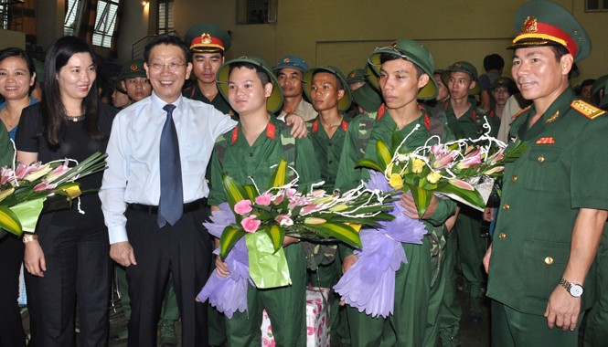 Tân binh rạng rỡ ngày tòng quân Chủ tịch UBND thành phố Hà Nội Nguyễn Thế Thảo và lãnh đạo Bộ Tư lệnh Thủ đô động viên thanh niên huyện Thanh Oai lên đường nhập ngũ, sáng 8/9.