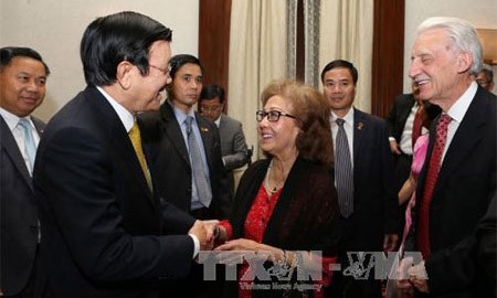 Về vấn đề biển Đông: Mong Việt kiều và bạn bè Mỹ ủng hộ Việt Nam Chủ tịch nước Trương Tấn Sang gặp gỡ thân mật bà con Việt kiều, lưu học sinh, sinh viên,
cán bộ Phái đoàn Việt Nam tại Liên hợp quốc và bạn bè Mỹ. (Ảnh: Nguyễn Khang - TTXVN)